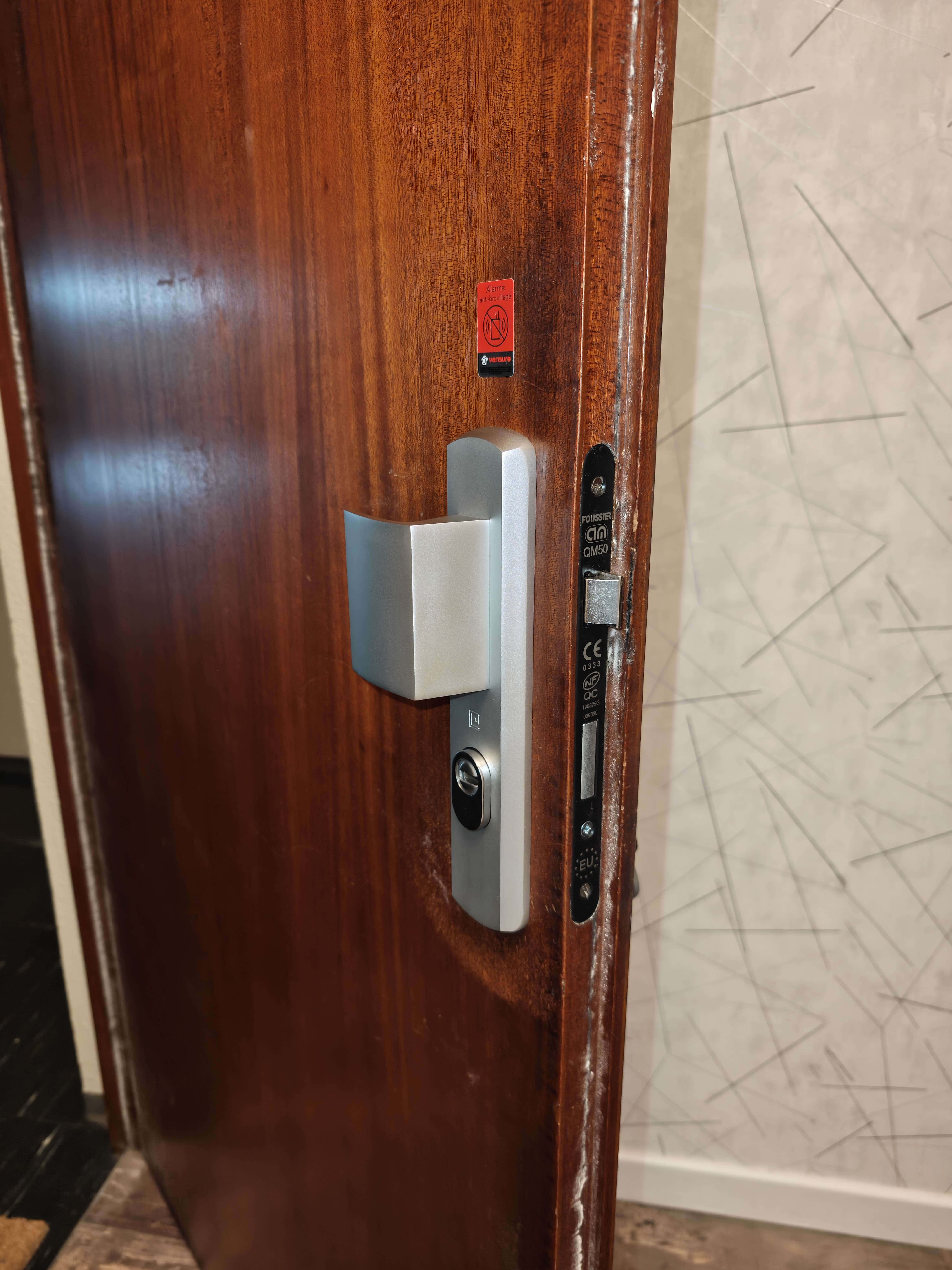Installation poignée blindrée avec pastille anti percage avec barillet sécurisé 2 Annonay — Urgence Habitat 38